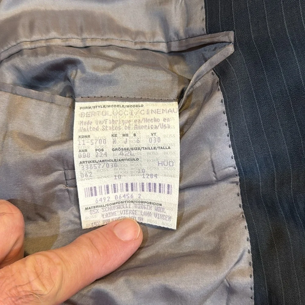 Hugo boss, Men's Pinstripe blazer wool poly blend 85/15‎ has 42 L see photos